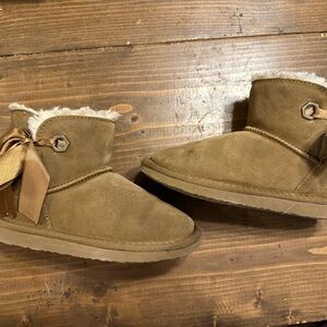 Kids size 1 Good used condition Bear Paw uggs